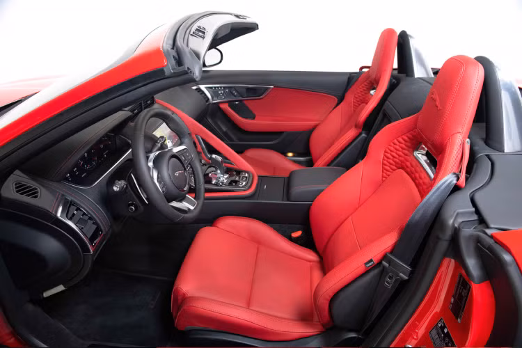 Là xe thể thao, nội thất F-TYPE tập trung vào trải nghiệm cầm lái. Khoang nội thất Jaguar được kết tuyệt vời hảo giữa tay nghề thủ công truyền thống phong phú và chất liệu hiện đại như như da Windsor và hoàn thiện bởi ốp trang trí Noble Chrome mờ. Trang trí hoạ tiết logo báo chồm “Jaguar Leaper” trên tựa đầu, logo “Jaguar Est. 1935” trên bộ bảng điều khiển trung tâm, bao quanh nút mở hộc đựng gang tay và dây đai an toàn và hơn thế nữa.