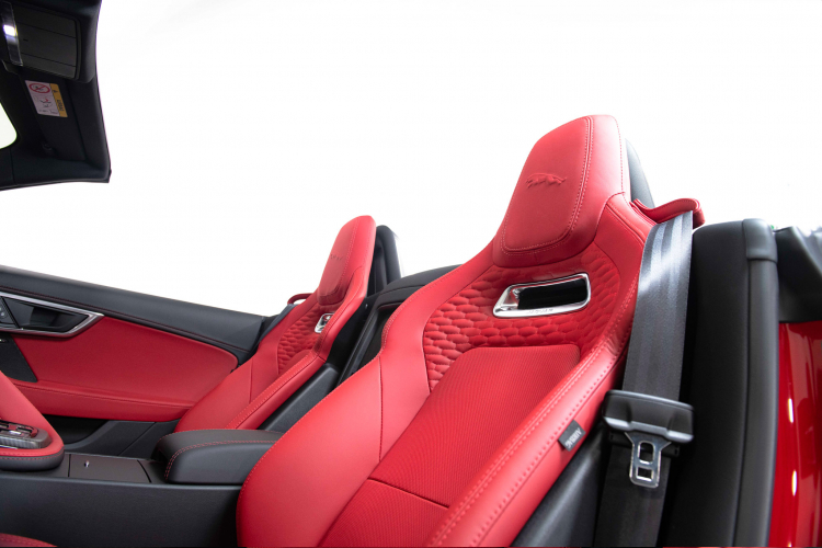 Có rất nhiều lý do khiến Jaguar F-TYPE trở thành một mẫu xe thể thao đáng sở hữu hấp dẫn giới nhà giàu Việt, nó bao gồm phong cách thiết kế thanh lịch của người Anh, nội thất được thiết kế theo phong cách thiết kế tối giản đầy sang trọng và nhiều chi tiết được làm thủ công.