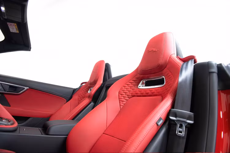 Có rất nhiều lý do khiến Jaguar F-TYPE trở thành một mẫu xe thể thao đáng sở hữu hấp dẫn giới nhà giàu Việt, nó bao gồm phong cách thiết kế thanh lịch của người Anh, nội thất được thiết kế theo phong cách thiết kế tối giản đầy sang trọng và nhiều chi tiết được làm thủ công.