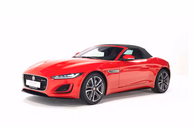 Tất cả phiên bản xe thể thao Jaguar F-TYPE mới đều sử dụng hộp số tự động 8 cấp Quickshift với đầy đủ tính năng sang số bằng tay, thông qua sử dụng tính năng SportShift hoặc lẫy sang số trên vô lăng. Xe đi kèm với hệ dẫn động cầu sau (RWD) hoặc bốn bánh toàn thời gian (AWD)