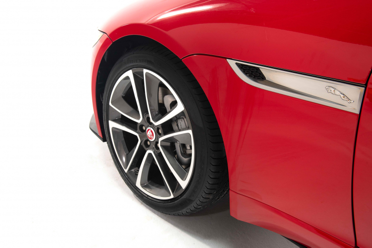 Để “đập hộp” một chiếc xe lắp máy V8 siêu nạp ngày nay, hoặc là bạn chọn xe Mỹ như Dodge hoặc là xe Jaguar-Land Rover!