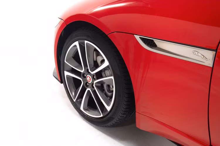 Để “đập hộp” một chiếc xe lắp máy V8 siêu nạp ngày nay, hoặc là bạn chọn xe Mỹ như Dodge hoặc là xe Jaguar-Land Rover!