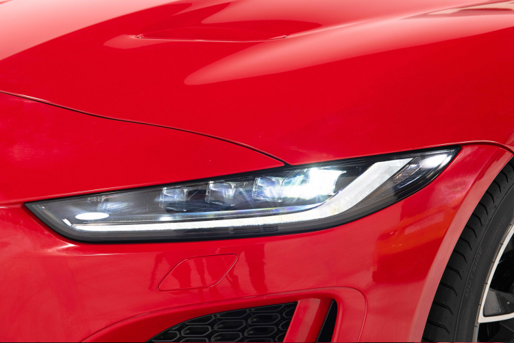 Ngoài ra, động cơ V8 5.0L siêu nạp mạnh mẽ tạo nên sự phấn kích cho người lái khi “cầm cương” Jaguar F-TYPE. Có thể ít ai biết rằng, Jaguar-Land Rover là hãng xe sang châu Âu hiếm hoi ngày nay vẫn còn sử dụng động cơ xăng V8 siêu nạp.