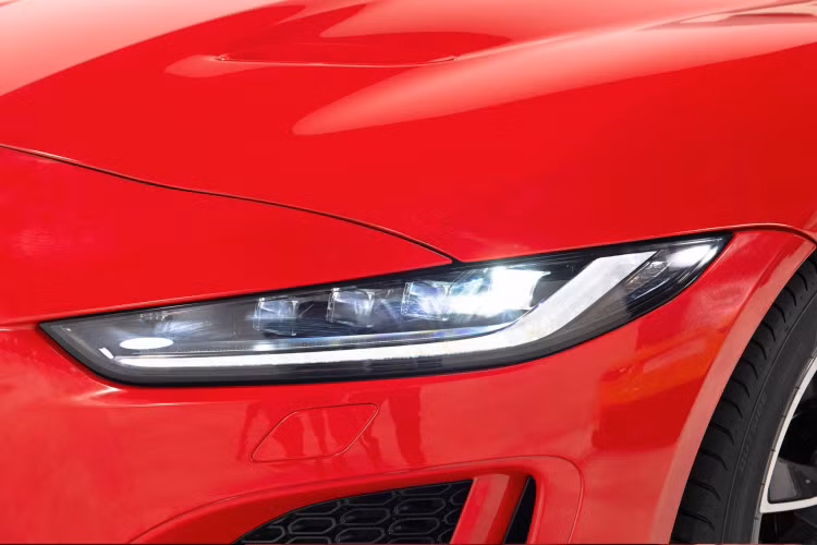 Ngoài ra, động cơ V8 5.0L siêu nạp mạnh mẽ tạo nên sự phấn kích cho người lái khi “cầm cương” Jaguar F-TYPE. Có thể ít ai biết rằng, Jaguar-Land Rover là hãng xe sang châu Âu hiếm hoi ngày nay vẫn còn sử dụng động cơ xăng V8 siêu nạp.