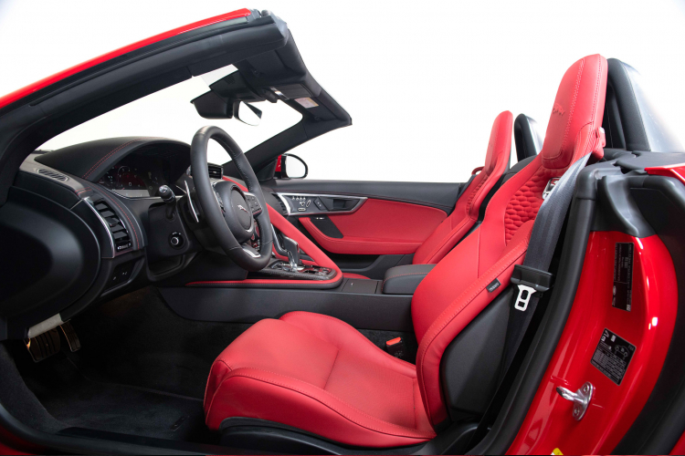 Giá bán khởi điểm khá cao, hơn 5 tỷ đồng – Jaguar F-TYPE là dòng xe thể thao phục vụ cho nhu cầu của một nhóm nhỏ khách hàng tại Việt Nam. Trên thị trường, Jaguar F-TYPE thường được so sánh với các mẫu xe thể thao như: Porsche Cayman 718 hay 911, Maserati Granturismo hay Aston Martin Vantage.