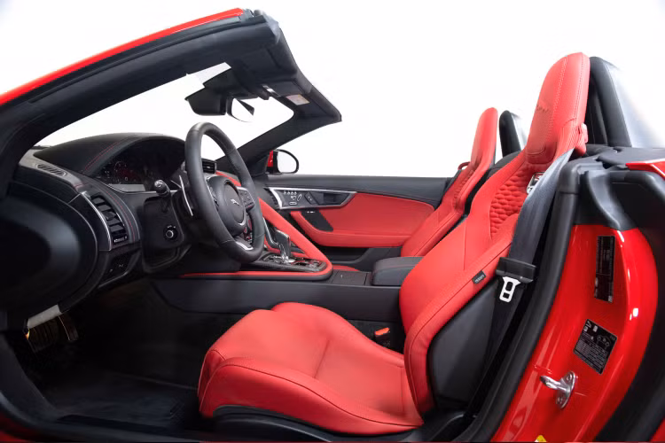 Giá bán khởi điểm khá cao, hơn 5 tỷ đồng – Jaguar F-TYPE là dòng xe thể thao phục vụ cho nhu cầu của một nhóm nhỏ khách hàng tại Việt Nam. Trên thị trường, Jaguar F-TYPE thường được so sánh với các mẫu xe thể thao như: Porsche Cayman 718 hay 911, Maserati Granturismo hay Aston Martin Vantage.