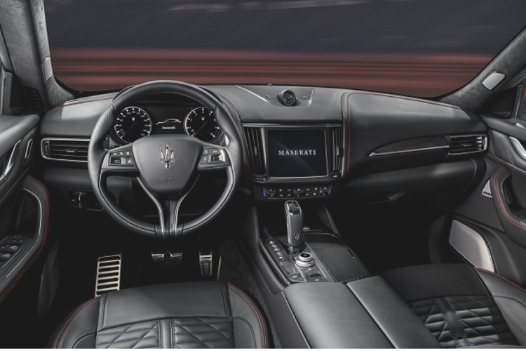 Màu sắc độc đáo lấy cảm hứng từ chiếc Maserati 250F của tay đua Fangio tiếp tục được đưa vào khoang cabin của hai phiên bản đặc biệt này. Khoang nội thất Maserati F Tributo được bọc da Pieno Fiore màu đen cùng với các đường chỉ khâu tương phản màu đỏ hoặc vàng.