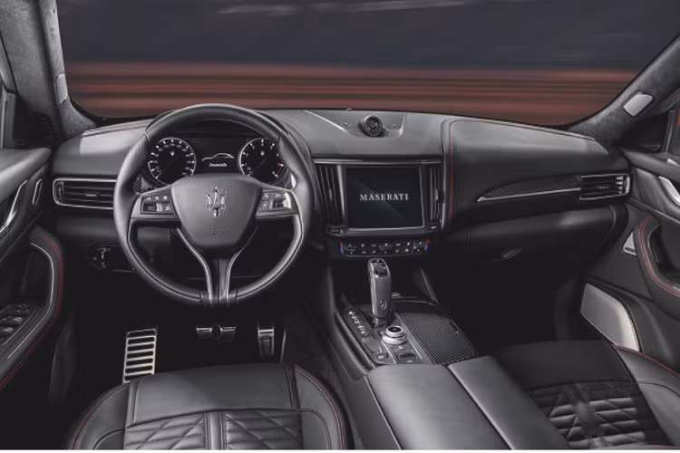 Màu sắc độc đáo lấy cảm hứng từ chiếc Maserati 250F của tay đua Fangio tiếp tục được đưa vào khoang cabin của hai phiên bản đặc biệt này. Khoang nội thất Maserati F Tributo được bọc da Pieno Fiore màu đen cùng với các đường chỉ khâu tương phản màu đỏ hoặc vàng.