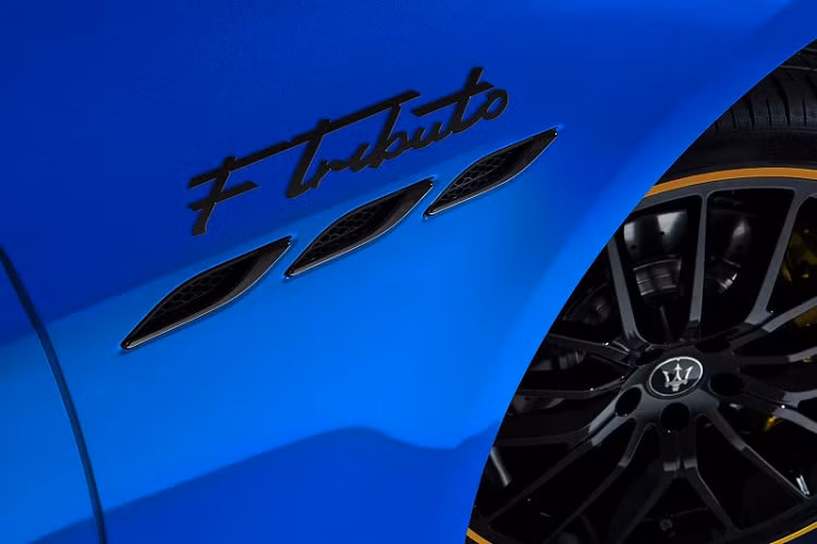 Rosso Tributo cũng đồng thời là nước sơn đại diện tượng trưng cho chất thể thao Ý. Trong khi đó, Azzurro Tributo lại gợi nhớ đến màu xanh lam của thành phố Modena - quê hương của Maserati.