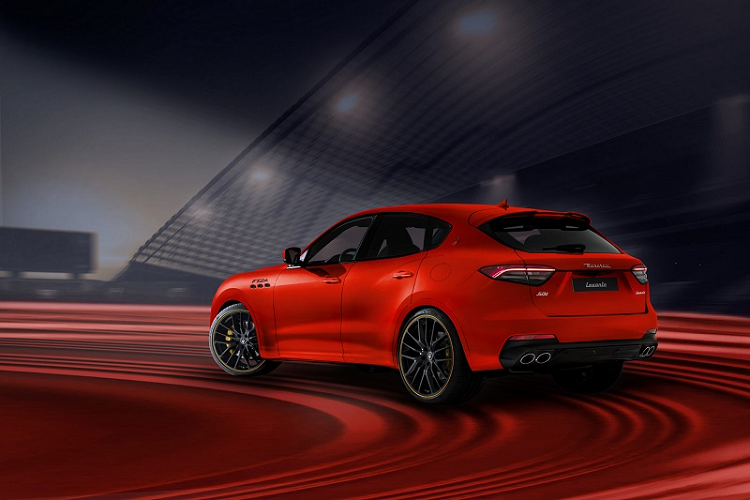 Các biến thể Maserati F Tributo đặc biệt dành cho mẫu xe Ghibli và Levante có hai tùy chọn màu sơn độc quyền mới là Rosso Tributo và Azzurro Tributo. Maserati đã lựa chọn màu đỏ Rosso Tributo cho các biến thể đặc biệt này bởi lẽ trong suốt lịch sử tham gia giải đua Công thức 1, họ đã phải nhiều lần cạnh tranh với xe đối thủ có màu sơn ngoại thất tương tự.