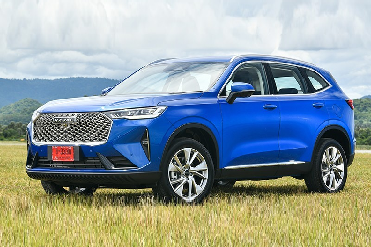 Bên cạnh đó là hệ thống điều hòa tự động 2 vùng, hệ thống lọc không khí, sạc điện thoại thông minh không dây, nút bấm khởi động máy và cảm biến đá cốp. Giá xe Haval H6 PHEV 2022 tại thị trường Thái Lan hiện chưa được hé lộ. Trong khi đó, Haval H6 hiện đang được bán với giá dao động từ 1,149 - 1,249 triệu Baht (774 - 842 triệu đồng). 