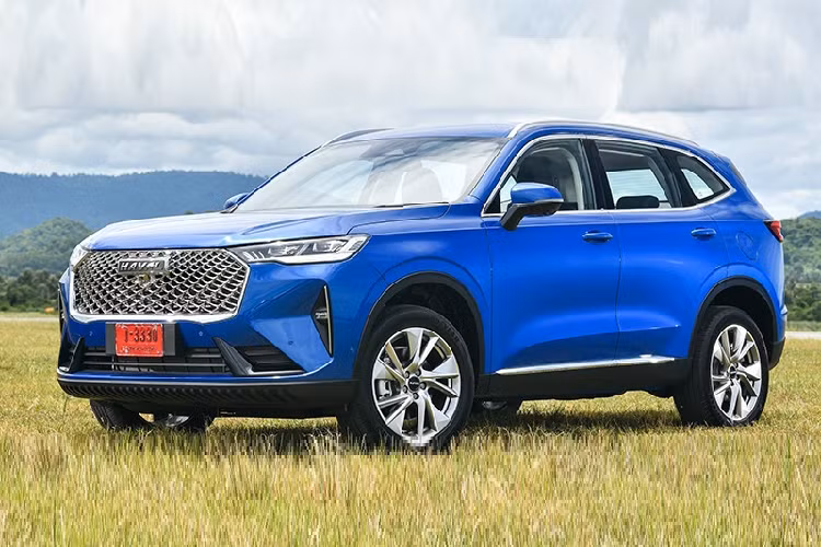 Bên cạnh đó là hệ thống điều hòa tự động 2 vùng, hệ thống lọc không khí, sạc điện thoại thông minh không dây, nút bấm khởi động máy và cảm biến đá cốp. Giá xe Haval H6 PHEV 2022 tại thị trường Thái Lan hiện chưa được hé lộ. Trong khi đó, Haval H6 hiện đang được bán với giá dao động từ 1,149 - 1,249 triệu Baht (774 - 842 triệu đồng). 