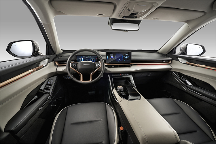 Không chỉ sở hữu hệ truyền động mạnh hơn và hứa hẹn tiết kiệm xăng hơn, Haval H6 PHEV 2022 còn sở hữu thiết kế khác biệt so với phiên bản hybrid. Điều này được thể hiện rõ qua thiết kế đầu xe. Tại đây, chúng ta sẽ bắt gặp lưới tản nhiệt không viền và tràn sang hai bên, gợi liên tưởng đến những mẫu xe như Peugeot 5008 hay 3008. Nối liền với lưới tản nhiệt cỡ lớn này là cụm đèn pha thanh mảnh với 2 bóng LED bên trong, tích hợp cả dải đèn LED định vị ban ngày. 