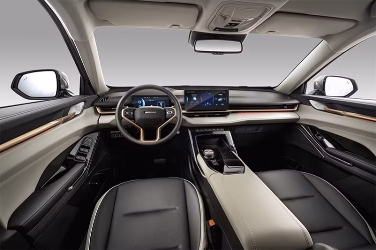 Không chỉ sở hữu hệ truyền động mạnh hơn và hứa hẹn tiết kiệm xăng hơn, Haval H6 PHEV 2022 còn sở hữu thiết kế khác biệt so với phiên bản hybrid. Điều này được thể hiện rõ qua thiết kế đầu xe. Tại đây, chúng ta sẽ bắt gặp lưới tản nhiệt không viền và tràn sang hai bên, gợi liên tưởng đến những mẫu xe như Peugeot 5008 hay 3008. Nối liền với lưới tản nhiệt cỡ lớn này là cụm đèn pha thanh mảnh với 2 bóng LED bên trong, tích hợp cả dải đèn LED định vị ban ngày. 