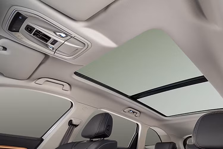 Bên trong Haval H6 PHEV 2022 là không gian nội thất bọc da phối 2 màu đen - xám với ý tưởng thiết kế mang tên Future Intelligent Cockpit. Riêng cần số được sơn màu đặc biệt, có độ bóng cao để bổ sung màu sắc và sự sang trọng cho nội thất. Theo hãng Haval, mẫu SUV cỡ C này được trang bị màn hình thông tin giải trí dạng cảm ứng, cho phép người lái dùng mã QR Code để truy cập mọi tính năng giải trí trên xe.