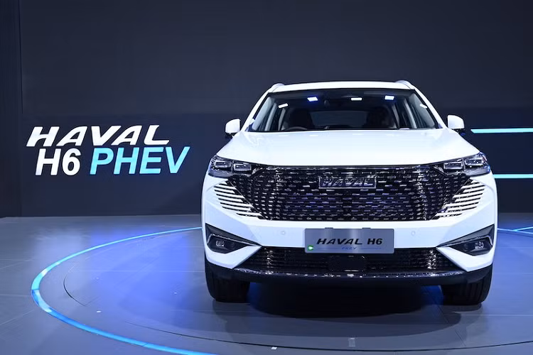 "Trái tim" của Haval H6 PHEV 2022 là máy xăng 4 xi-lanh, tăng áp, dung tích 1.5L, sản sinh công suất tối đa 167 mã lực và mô-men xoắn cực đại 285 Nm. Động cơ này kết hợp với mô-tơ điện mạnh mẽ hơn so với Haval H6 Hybrid cũ. Nhờ đó, Haval H6 PHEV 2022 có công suất tổng cộng 326 mã lực và mô-men xoắn cực đại 530 Nm. So với phiên bản hybrid cũ, Haval H6 PHEV 2022 mạnh hơn 86 mã lực. 