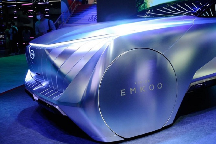 Nó có phong cách khoa học viễn tưởng kết hợp nhiều góc cạnh sắc nét, bao gồm lưới tản nhiệt khép kín, bao phủ gần như hoàn toàn đầu xe. Mặc dù hình dạng tổng thể được giới thiệu là làm nổi bật các yếu tố SUV, nhưng nó cũng ẩn chứa không ít chất thể thao, ví như bộ cửa cánh chim ở hai bên.