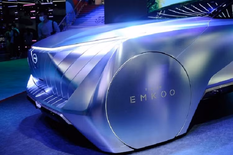 Nó có phong cách khoa học viễn tưởng kết hợp nhiều góc cạnh sắc nét, bao gồm lưới tản nhiệt khép kín, bao phủ gần như hoàn toàn đầu xe. Mặc dù hình dạng tổng thể được giới thiệu là làm nổi bật các yếu tố SUV, nhưng nó cũng ẩn chứa không ít chất thể thao, ví như bộ cửa cánh chim ở hai bên.