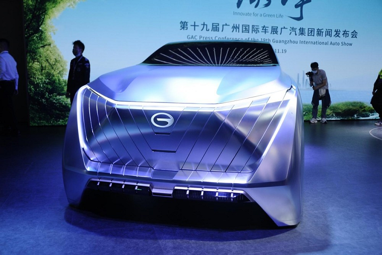 Nắp capô dài, thấp và dốc kết hợp với phần sau gần giống kiểu fastback, tạo cho Vision Emkoo một dáng vẻ khá tao nhã. Các đèn hậu được cho giới là mô phỏng “gươm ánh sáng”, trong khi thiết kế nội thất lại được truyền cảm hứng bởi sóng âm khi đột phá tường âm thanh.