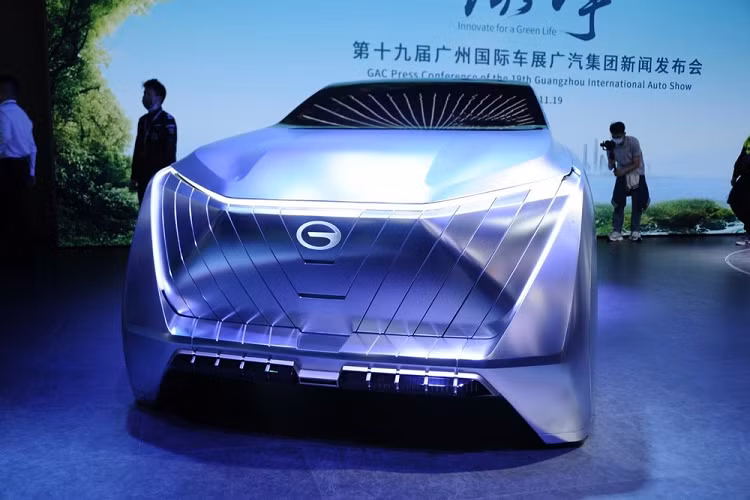 Nắp capô dài, thấp và dốc kết hợp với phần sau gần giống kiểu fastback, tạo cho Vision Emkoo một dáng vẻ khá tao nhã. Các đèn hậu được cho giới là mô phỏng “gươm ánh sáng”, trong khi thiết kế nội thất lại được truyền cảm hứng bởi sóng âm khi đột phá tường âm thanh.