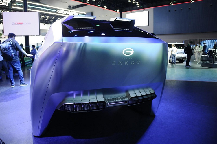 Đồng thời, hệ thống thông tin giải trí sẽ được trang bị chip buồng lái cấp độ xe ôtô Qualcomm 8155P và toàn bộ chiếc xe sẽ được trang bị 3 bộ LiDAR thể rắn, 12 camera HD, 6 radar sóng mm, và 12 radar siêu âm.