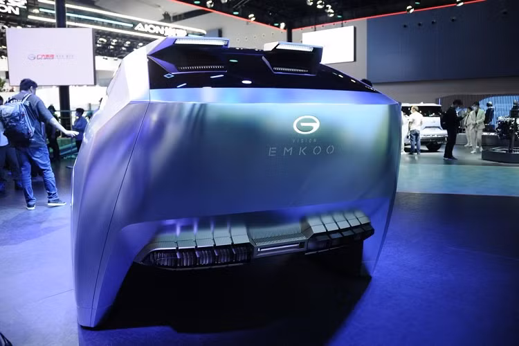 Đồng thời, hệ thống thông tin giải trí sẽ được trang bị chip buồng lái cấp độ xe ôtô Qualcomm 8155P và toàn bộ chiếc xe sẽ được trang bị 3 bộ LiDAR thể rắn, 12 camera HD, 6 radar sóng mm, và 12 radar siêu âm.