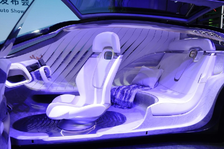 Các chi tiết về hệ thống truyền động vẫn chưa được tiết lộ, nhưng Trumpchi không ngại “nổ” về một số tính năng công nghệ cao sẽ có trong mẫu xe hybrid có khả năng tự hành này. Cụ thể, xe mới sẽ có “buồng lái thông minh tương tác siêu cảm biến ADiGO 4.0”, tính năng đã có trong một số mẫu xe khác của thương hiệu, bao gồm cả GS4.