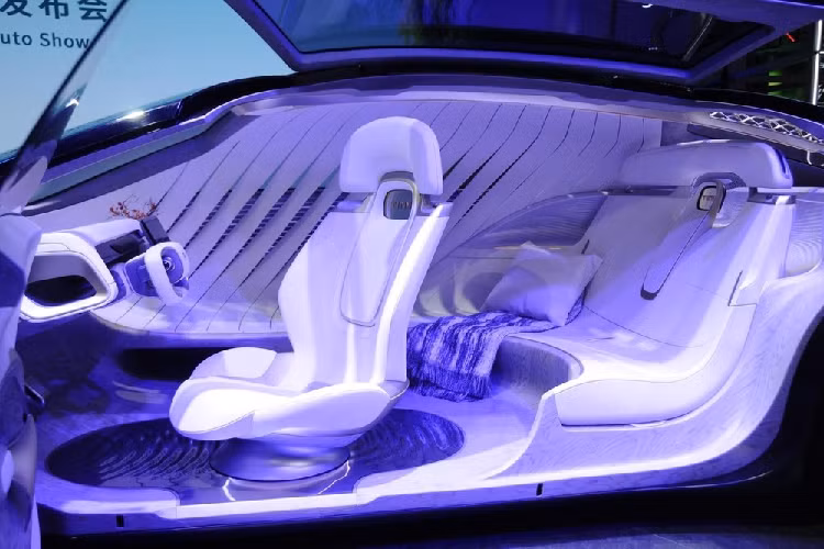 Các chi tiết về hệ thống truyền động vẫn chưa được tiết lộ, nhưng Trumpchi không ngại “nổ” về một số tính năng công nghệ cao sẽ có trong mẫu xe hybrid có khả năng tự hành này. Cụ thể, xe mới sẽ có “buồng lái thông minh tương tác siêu cảm biến ADiGO 4.0”, tính năng đã có trong một số mẫu xe khác của thương hiệu, bao gồm cả GS4.