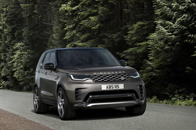 Dựa trên nền tảng của R-Dynamic HSE, Metropolitan Edition được định vị là phiên bản hàng đầu Land Rover Discovery. Land Rover Discovery Metropolitan Edition 2021 mới được bổ sung thêm một số chi tiết thiết kế ngoại thất giúp phân biệt với những phiên bản khác như trang trí Bright Atlas trên mặt lưới tản nhiệt, bộ mâm hợp kim Diamond Turned thể thao cỡ 22 inch hoàn thiện với màu xám bóng và cùm phanh màu đen.