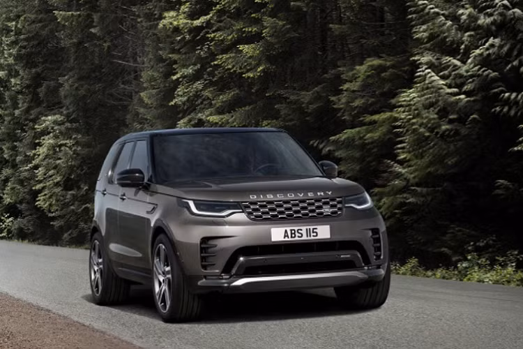 Dựa trên nền tảng của R-Dynamic HSE, Metropolitan Edition được định vị là phiên bản hàng đầu Land Rover Discovery. Land Rover Discovery Metropolitan Edition 2021 mới được bổ sung thêm một số chi tiết thiết kế ngoại thất giúp phân biệt với những phiên bản khác như trang trí Bright Atlas trên mặt lưới tản nhiệt, bộ mâm hợp kim Diamond Turned thể thao cỡ 22 inch hoàn thiện với màu xám bóng và cùm phanh màu đen.