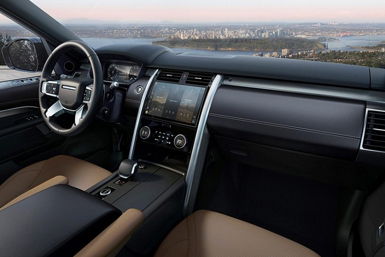 Chủ đề thiết kế đặc biệt được tiếp tục đem vào khoang cabin của Land Rover Discovery Metropolitan Edition với trang trí Titanium Mesh hoa văn dạng lưới trên táp-lô.