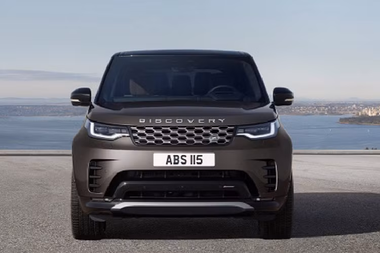 “Trái tim” của Discovery Metropolitan Edition là khối động cơ Ingenium 6 xy-lanh 3.0L đi kèm công nghệ mild-hybrid 48V cho ra công suất 355 mã lực. Đây cũng là cấu hình hệ truyền động duy nhất có sẵn trên bản Metropolitan Edition.