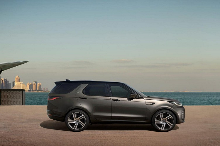 Giám đốc tiếp thị sản phẩm toàn cầu của Land Rover, ông Finbar McFall chia sẻ: “Sự ra đời của phiên bản Metropolitan Edition mang đến một đẳng cấp mới về sức hấp dẫn trên những mẫu xe Land Rover Discovery. Nó đại diện cho dòng sản phẩm chủ lực và được phát triển dựa trên thông số kỹ thuật ưu việt của R-Dynamic với những cải tiến về thiết kế ngoại thất cùng nhiều tính năng công nghệ tiêu chuẩn”.