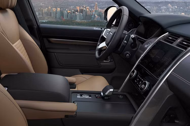 Các tấm ốp màu bạc Hakuba Silver trên cản va trước và sau hoàn thiện thêm diện mạo mạnh mẽ, hầm hố của mẫu xe SUV Land Rover Discovery Metropolitan Edition đặc biệt.