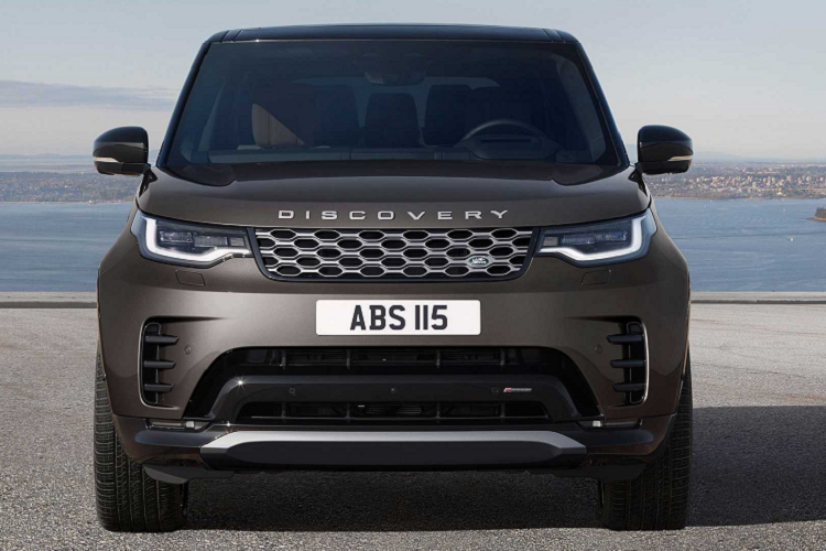 Mẫu xe này hiện đã bắt đầu nhận các đơn đặt trước tại thị trường Mỹ, giá xe Land Rover Discovery Metropolitan Edition bán ra khởi điểm từ 75.300 USD (khoảng 1,71 tỷ đồng). Để so sánh, Discovery bản tiêu chuẩn có giá khởi điểm từ 56.600 USD (khoảng 1,29 tỷ đồng).