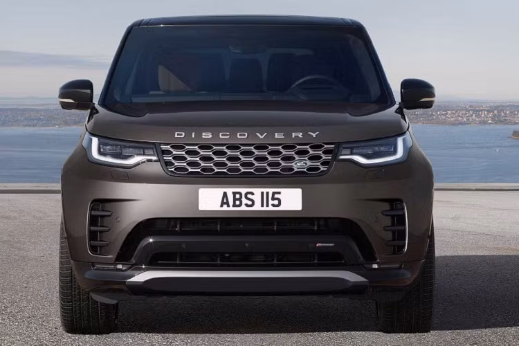 Mẫu xe này hiện đã bắt đầu nhận các đơn đặt trước tại thị trường Mỹ, giá xe Land Rover Discovery Metropolitan Edition bán ra khởi điểm từ 75.300 USD (khoảng 1,71 tỷ đồng). Để so sánh, Discovery bản tiêu chuẩn có giá khởi điểm từ 56.600 USD (khoảng 1,29 tỷ đồng).