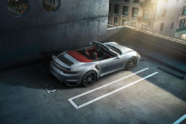 Về thiết kế, Porsche 911 Turbo S không quá khác biệt so với phiên bản 911 tiêu chuẩn. Xe vẫn sở hữu phần mặt tiền gồm các chi tiết quen thuộc như khe hút gió lớn và cụm đèn Full-LED hình tròn dẹt đặc trưng, kiểu dáng mềm mại và điệu đà.