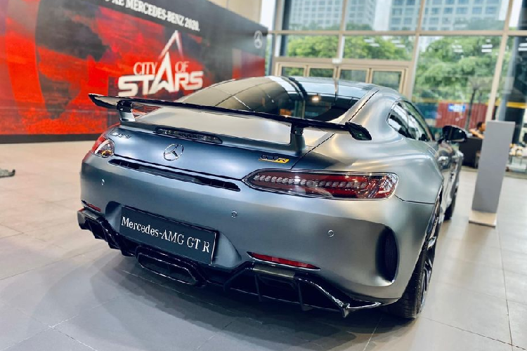 Ở bên trong, các ghế ngồi của AMG GT R là loại siêu nhẹ, bọc da Nappa đẹp mắt. Tay lái thể thao AMG được bọc sợi cao cấp DINAMICA với nút điều khiển cảm ứng và cụm điều khiển chế độ lái AMG. Dù là một mẫu xe hiệu năng cao đầu bảng nhưng AMG GT R vẫn sở hữu nhiều trang bị tiện nghi đắt giá như dàn âm thanh Burmester® cao cấp 10 loa, công suất 640W, hệ thống giải trí COMAND Online với màn hình 10.25-inch hay kết nối Apple Carplay/Android Auto.