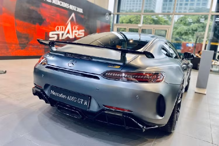 Ở bên trong, các ghế ngồi của AMG GT R là loại siêu nhẹ, bọc da Nappa đẹp mắt. Tay lái thể thao AMG được bọc sợi cao cấp DINAMICA với nút điều khiển cảm ứng và cụm điều khiển chế độ lái AMG. Dù là một mẫu xe hiệu năng cao đầu bảng nhưng AMG GT R vẫn sở hữu nhiều trang bị tiện nghi đắt giá như dàn âm thanh Burmester® cao cấp 10 loa, công suất 640W, hệ thống giải trí COMAND Online với màn hình 10.25-inch hay kết nối Apple Carplay/Android Auto.