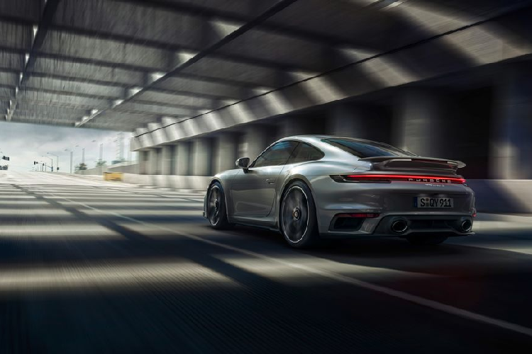 Chưa hết, Porsche 911 Turbo S cũng được tích hợp thêm một cánh gió cỡ lớn phía sau nhằm tối đa hoá yếu tố khí động học của xe, đặc biệt là ở dải vận tốc lớn. Ngoài ra, trên biến thể cao cấp này, xe còn được trang bị nhiều hệ thống hỗ trợ người lái hiện đại như hệ thống kiểm soát khung gầm chủ động, hệ thống treo chủ động, hệ thống đánh lái cầu sau cùng phanh composite gốm...