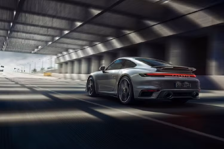 Chưa hết, Porsche 911 Turbo S cũng được tích hợp thêm một cánh gió cỡ lớn phía sau nhằm tối đa hoá yếu tố khí động học của xe, đặc biệt là ở dải vận tốc lớn. Ngoài ra, trên biến thể cao cấp này, xe còn được trang bị nhiều hệ thống hỗ trợ người lái hiện đại như hệ thống kiểm soát khung gầm chủ động, hệ thống treo chủ động, hệ thống đánh lái cầu sau cùng phanh composite gốm...