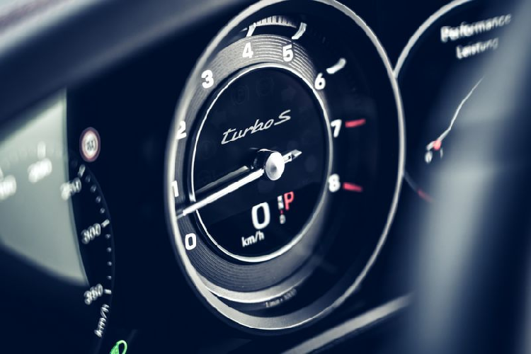 Khối máy này “đá cặp” với một hộp số tự động li hợp kép 8 cấp tiêu chuẩn. Thông qua hệ dẫn động AWD thông minh, khối sức mạnh này cho phép Porsche 911 Turbo S tăng tốc từ 0 lên 100 km/h chỉ trong 2.7 giây (2.8 giây với bản Cabriolet), trong khi từ 0 lên 200 km/h trong 8.9 giây. Tốc độ tối đa của 911 Turbo S được công bố đạt mức 330 km/h.