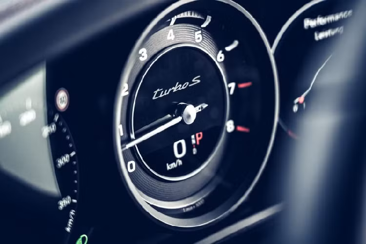 Khối máy này “đá cặp” với một hộp số tự động li hợp kép 8 cấp tiêu chuẩn. Thông qua hệ dẫn động AWD thông minh, khối sức mạnh này cho phép Porsche 911 Turbo S tăng tốc từ 0 lên 100 km/h chỉ trong 2.7 giây (2.8 giây với bản Cabriolet), trong khi từ 0 lên 200 km/h trong 8.9 giây. Tốc độ tối đa của 911 Turbo S được công bố đạt mức 330 km/h.