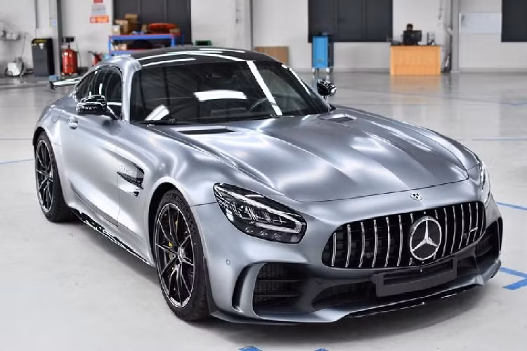  Mercedes-AMG GT R Mercedes-AMG GT R được đánh giá là phiên bản có công suất mạnh nhất trong tất cả các phiên bản của dòng AMG GT tại Việt Nam. Mercedes-AMG GT R có một “vóc dáng” năng động với những đường gân dập nổi mạnh mẽ. Xe được thiết kế với các vật liệu siêu nhẹ có độ bền cao kết hợp sợi carbon khiến trọng lượng AMG GT R được cắt giảm đáng kể.
