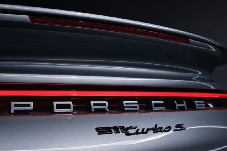 Ông vua của dòng 911 sở hữu khối động cơ Boxer mới với 6 xy lanh, dung tích 3.8 lít và hệ thống turbo kép, sản sinh công suất cực đại 641 mã lực và 800 Nm tại dải vòng tua từ 2500 tới 4500 vòng/phút, cao hơn 2 mẫu xe của Mercedes-AMG và Jaguar.