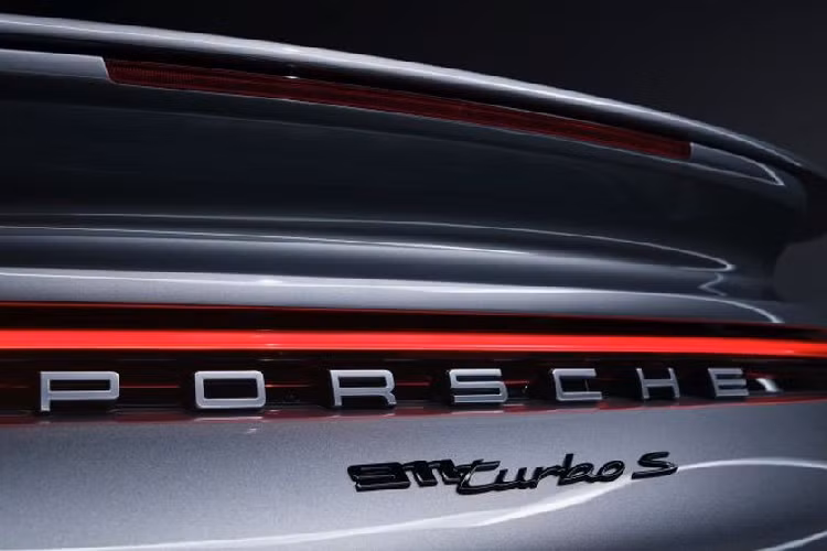 Ông vua của dòng 911 sở hữu khối động cơ Boxer mới với 6 xy lanh, dung tích 3.8 lít và hệ thống turbo kép, sản sinh công suất cực đại 641 mã lực và 800 Nm tại dải vòng tua từ 2500 tới 4500 vòng/phút, cao hơn 2 mẫu xe của Mercedes-AMG và Jaguar.