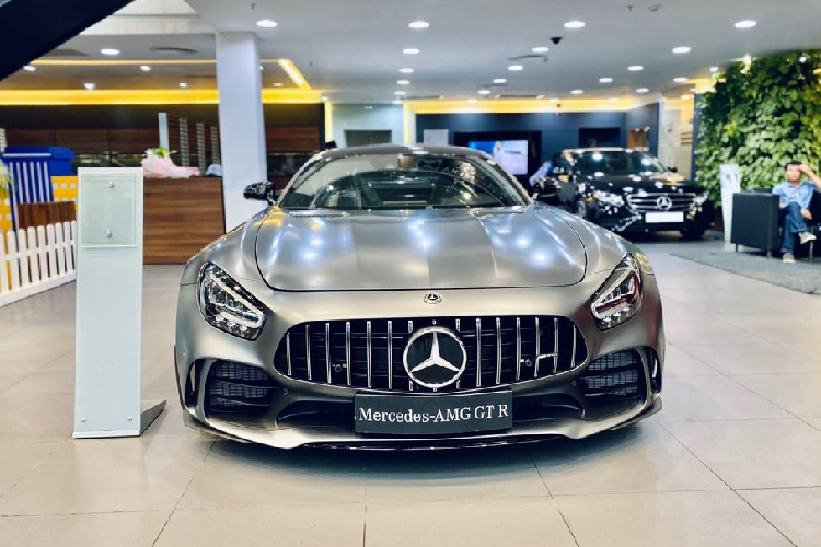 Điểm nhận diện đặc trưng nhất của AMG GT R chính là lưới tản nhiệt nan dọc Panamericana lấy cảm hứng từ huyền thoại 300 SL trong cuộc đua cùng tên tại Mexico. Cản trước, các khe hút gió phía trước và bên hông được mở rộng, vừa tăng khả năng tản nhiệt, cải thiện khí động học cũng như tính thẩm mỹ. Điểm nhấn ở phía sau chính là cánh gió cố định kích thước lớn, tấm khuếch tán hầm hố cùng cụm ống xả trung tâm.