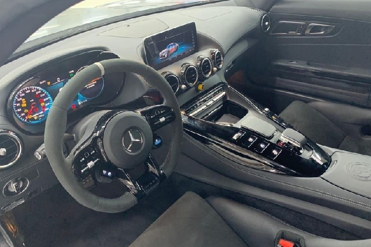 Sức mạnh của “gã khổng lồ” AMG GT R tới từ khối động cơ V8, dung tích 4.0L tăng áp kép twin turbo, công suất tối đa 585 mã lực, mô-men xoắn cực đại 700Nm. Đi kèm với đó là hộp số tự động ly hợp kép AMG 7G-DCT siêu nhanh và hệ dẫn động cầu sau. 