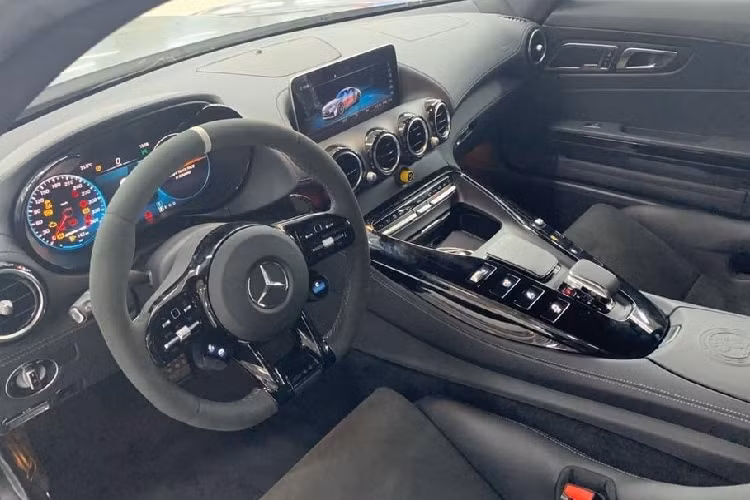 Sức mạnh của “gã khổng lồ” AMG GT R tới từ khối động cơ V8, dung tích 4.0L tăng áp kép twin turbo, công suất tối đa 585 mã lực, mô-men xoắn cực đại 700Nm. Đi kèm với đó là hộp số tự động ly hợp kép AMG 7G-DCT siêu nhanh và hệ dẫn động cầu sau. 