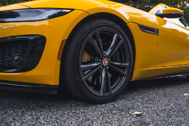 Ngoài ra, xe còn được trang bị một loạt các tính năng hỗ trợ người lái như: giám sát điểm mù, kiểm soát hành trình, hệ thống phanh khẩn cấp, hai túi khí camera lùi, cảm biến đỗ xe trước/sau, hệ thống tùy chọn chế độ lái (Sport, Dynamic hay Rain/Ice/Snow), kiểm soát lực kéo bằng phanh, vi sai điện tử, hệ thống ổn định thân xe chủ động…